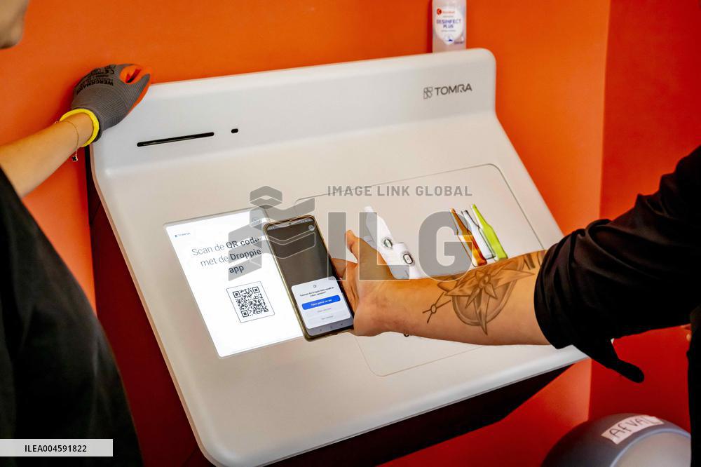 Recycling Center Droppie Rewards Consumers for Clean Waste - The Hague