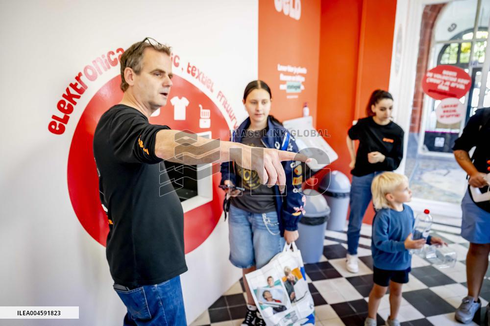 Recycling Center Droppie Rewards Consumers for Clean Waste - The Hague