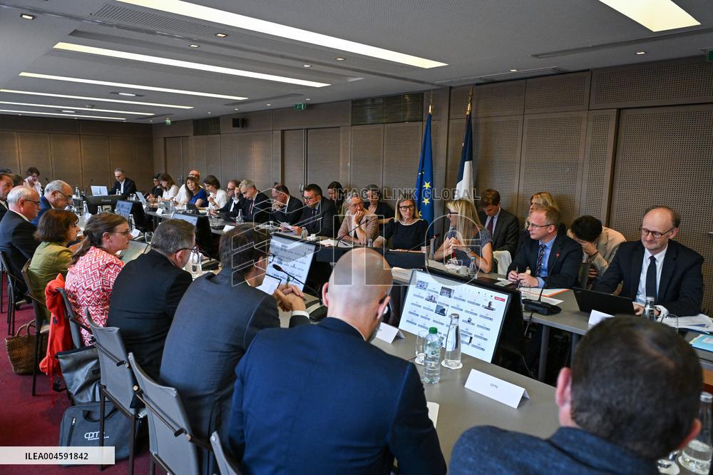 Presentation of the government strategy for youth employment in Paris FA