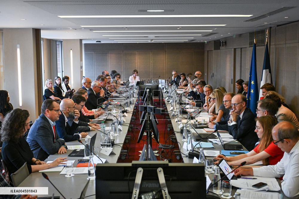 Presentation of the government strategy for youth employment in Paris FA