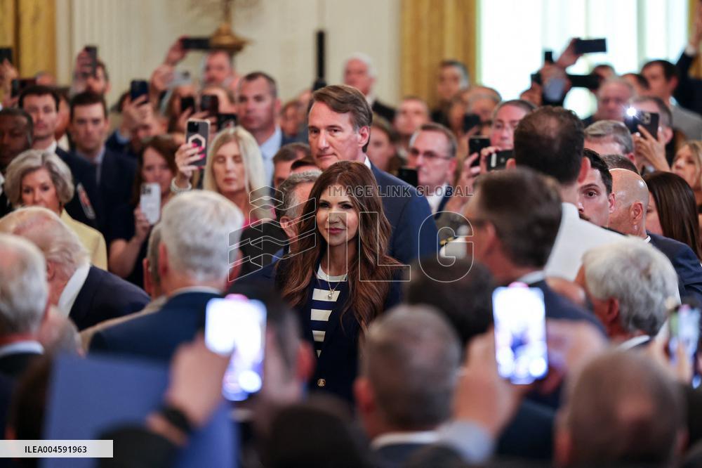 Trump Signs Bill Strengthening Prison Sentences for Fentanyl Traffickers