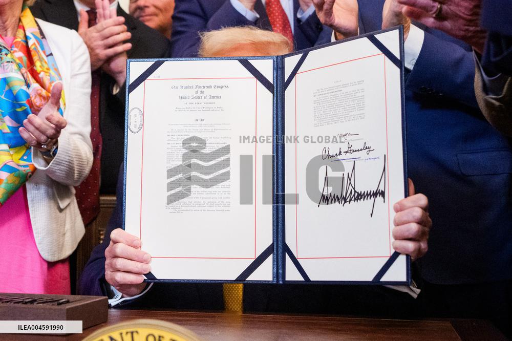 Trump Signs Bill Strengthening Prison Sentences for Fentanyl Traffickers