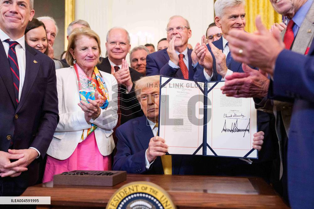 Trump Signs Bill Strengthening Prison Sentences for Fentanyl Traffickers