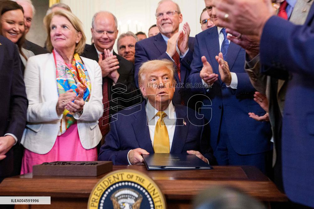 Trump Signs Bill Strengthening Prison Sentences for Fentanyl Traffickers