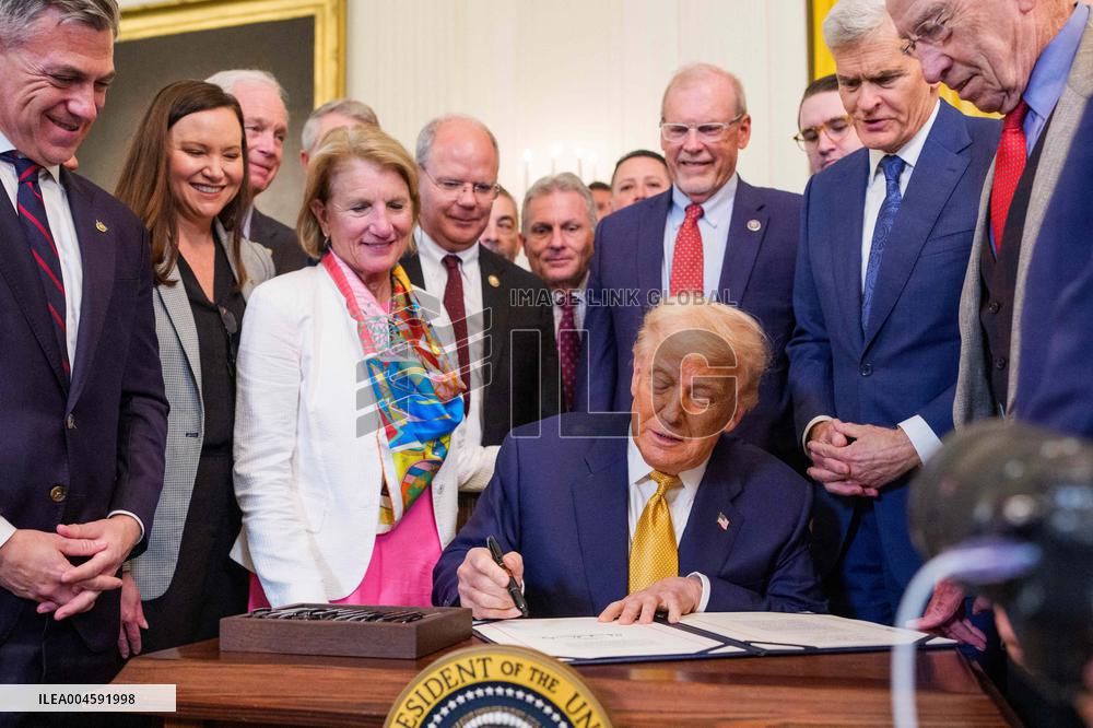 Trump Signs Bill Strengthening Prison Sentences for Fentanyl Traffickers