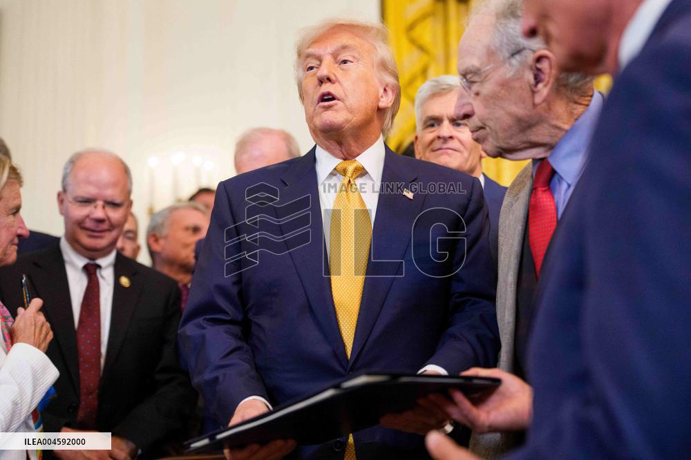 Trump Signs Bill Strengthening Prison Sentences for Fentanyl Traffickers