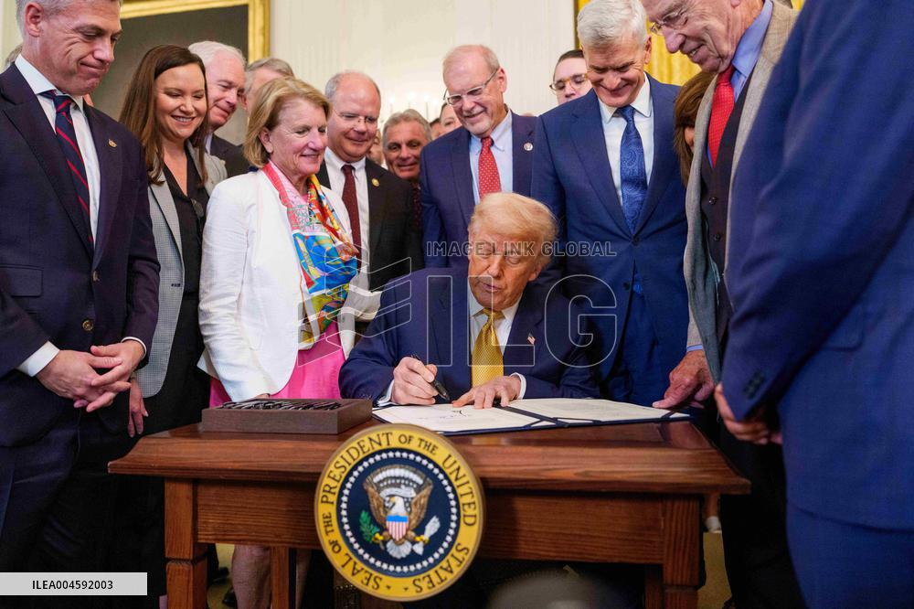 Trump Signs Bill Strengthening Prison Sentences for Fentanyl Traffickers