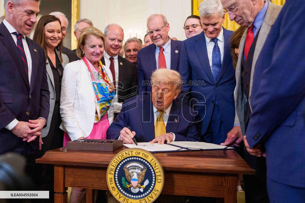 Trump Signs Bill Strengthening Prison Sentences for Fentanyl Traffickers