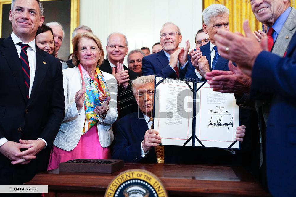 Trump Signs Bill Strengthening Prison Sentences for Fentanyl Traffickers