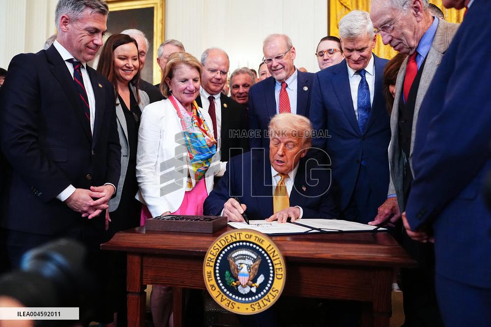 Trump Signs Bill Strengthening Prison Sentences for Fentanyl Traffickers