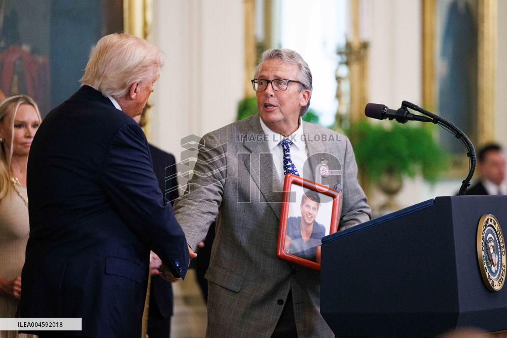 Trump Signs Bill Strengthening Prison Sentences for Fentanyl Traffickers