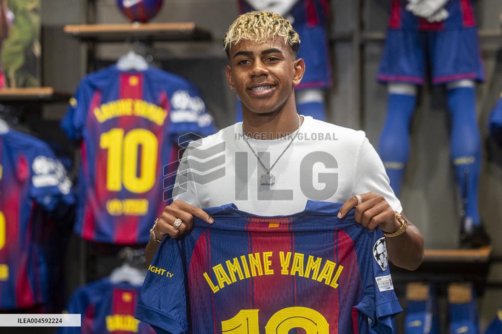 Lamine Yamal During His Renewal Ceremony - Barcelona