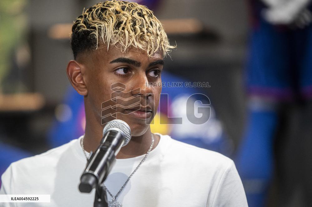 Lamine Yamal During His Renewal Ceremony - Barcelona