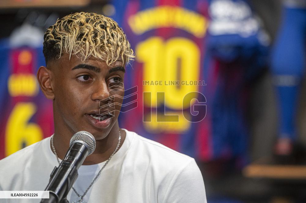 Lamine Yamal During His Renewal Ceremony - Barcelona