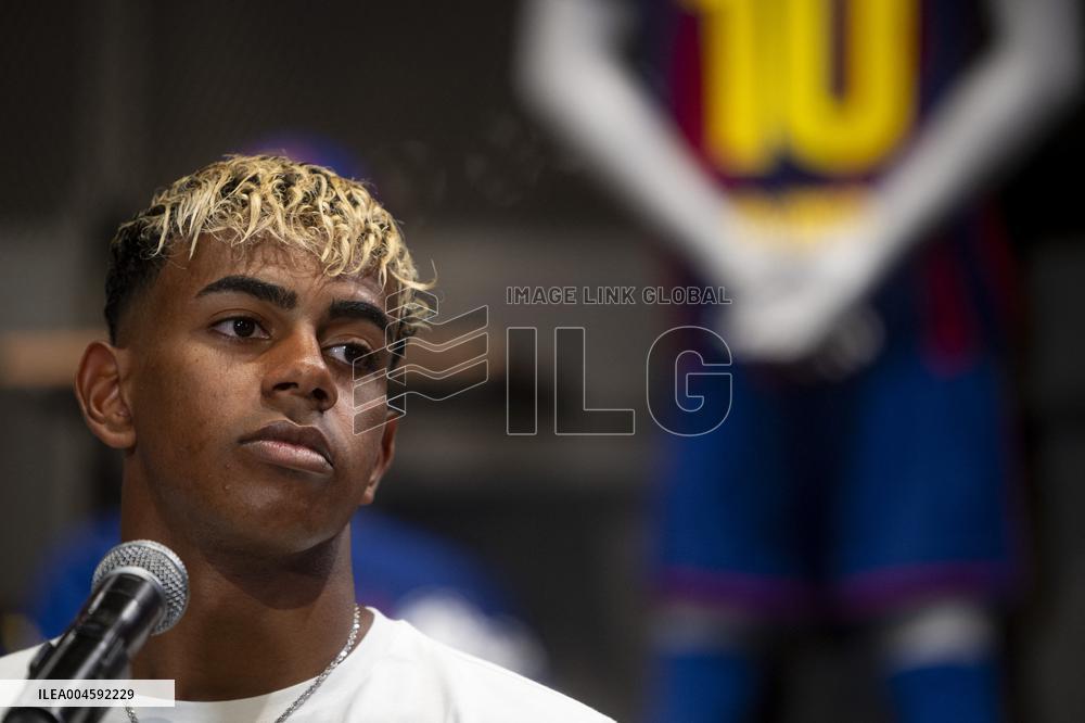 Lamine Yamal During His Renewal Ceremony - Barcelona