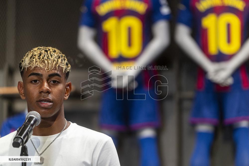 Lamine Yamal During His Renewal Ceremony - Barcelona