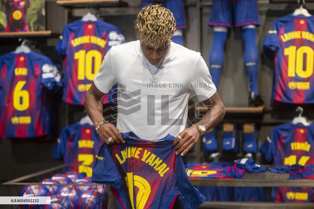 Lamine Yamal During His Renewal Ceremony - Barcelona