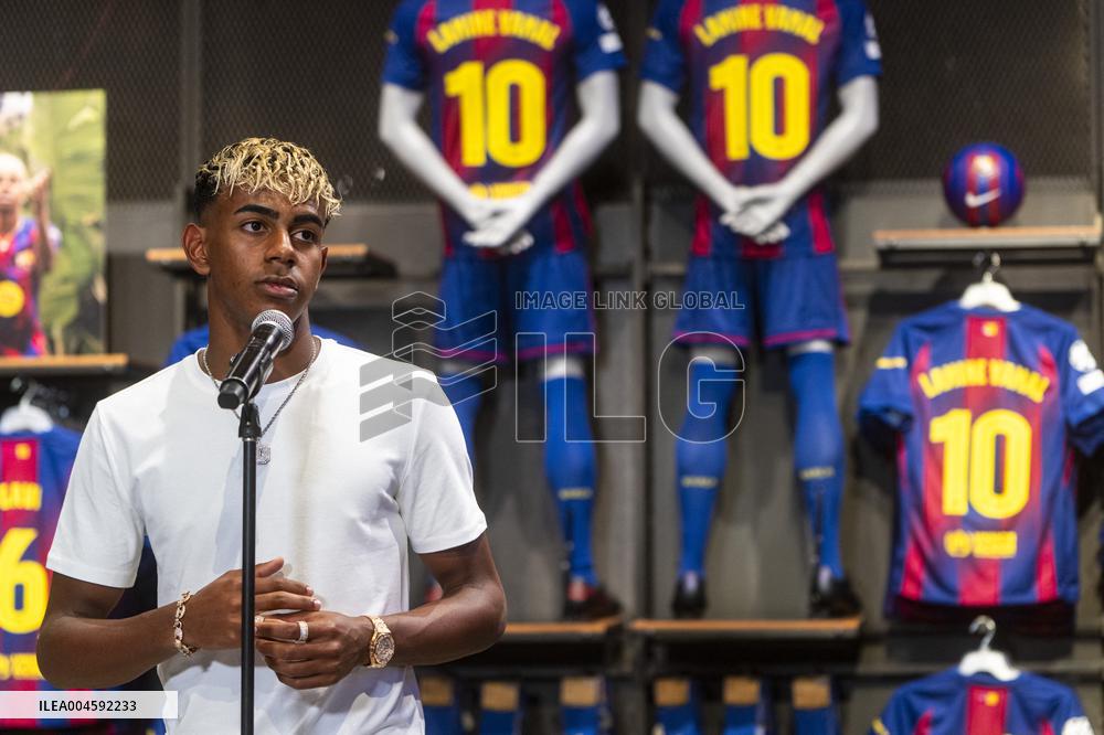 Lamine Yamal During His Renewal Ceremony - Barcelona