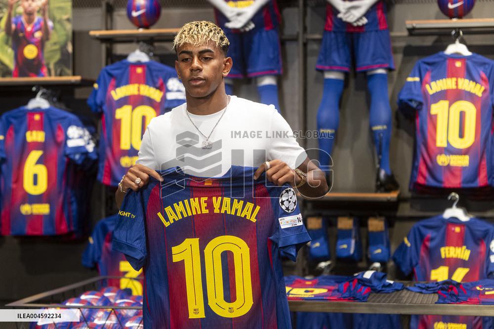 Lamine Yamal During His Renewal Ceremony - Barcelona