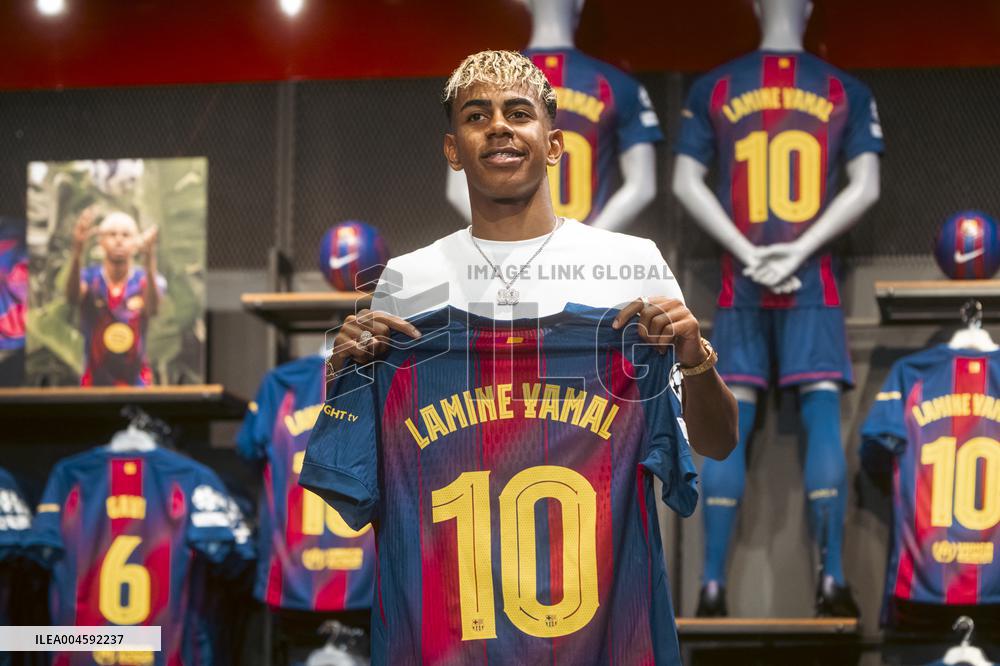 Lamine Yamal During His Renewal Ceremony - Barcelona