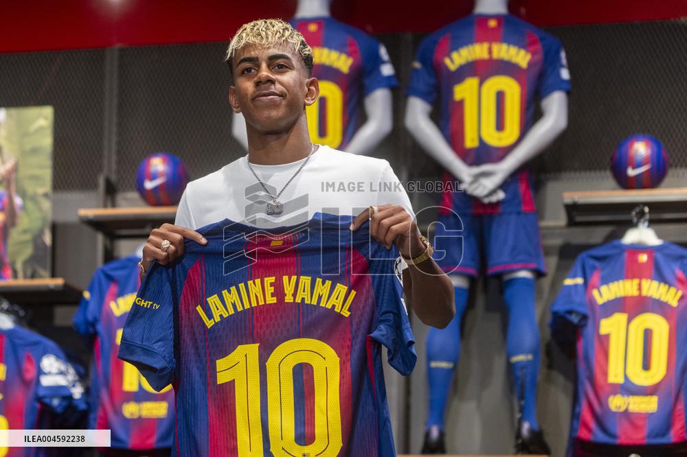 Lamine Yamal During His Renewal Ceremony - Barcelona