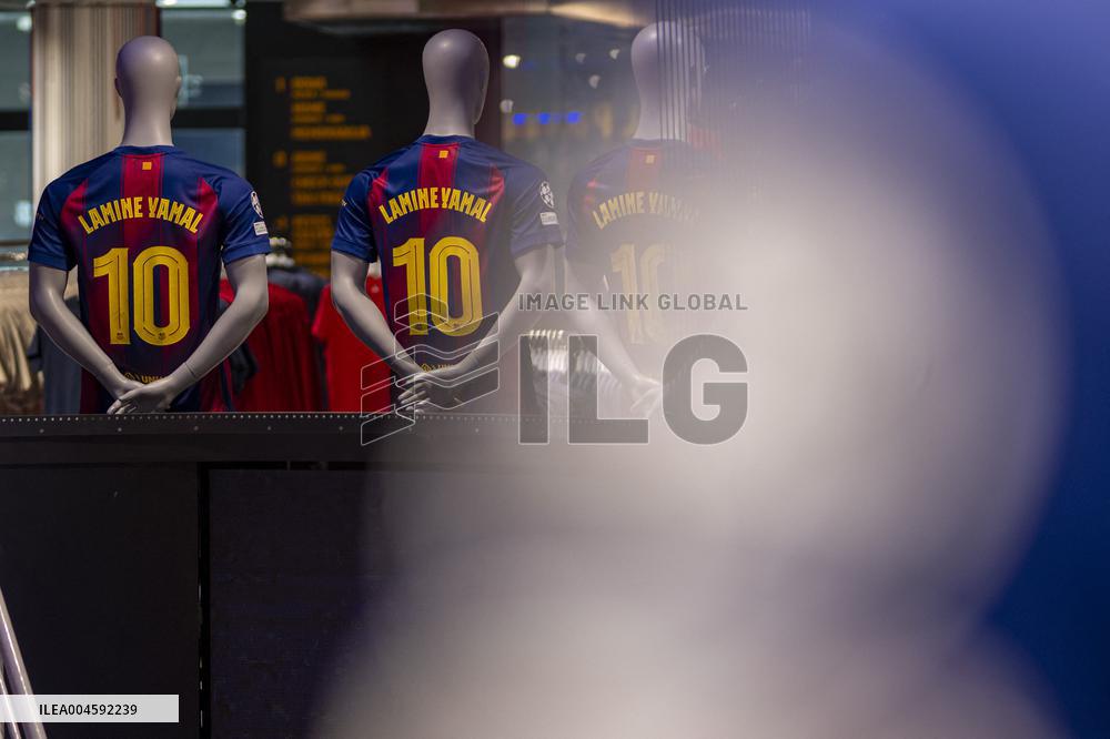 Lamine Yamal During His Renewal Ceremony - Barcelona