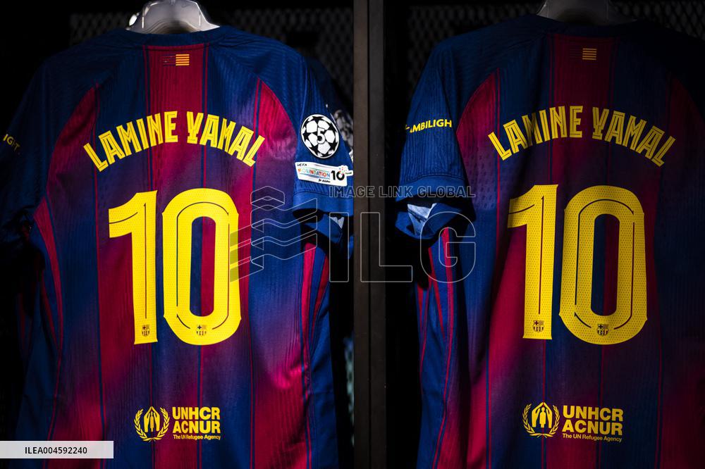 Lamine Yamal During His Renewal Ceremony - Barcelona