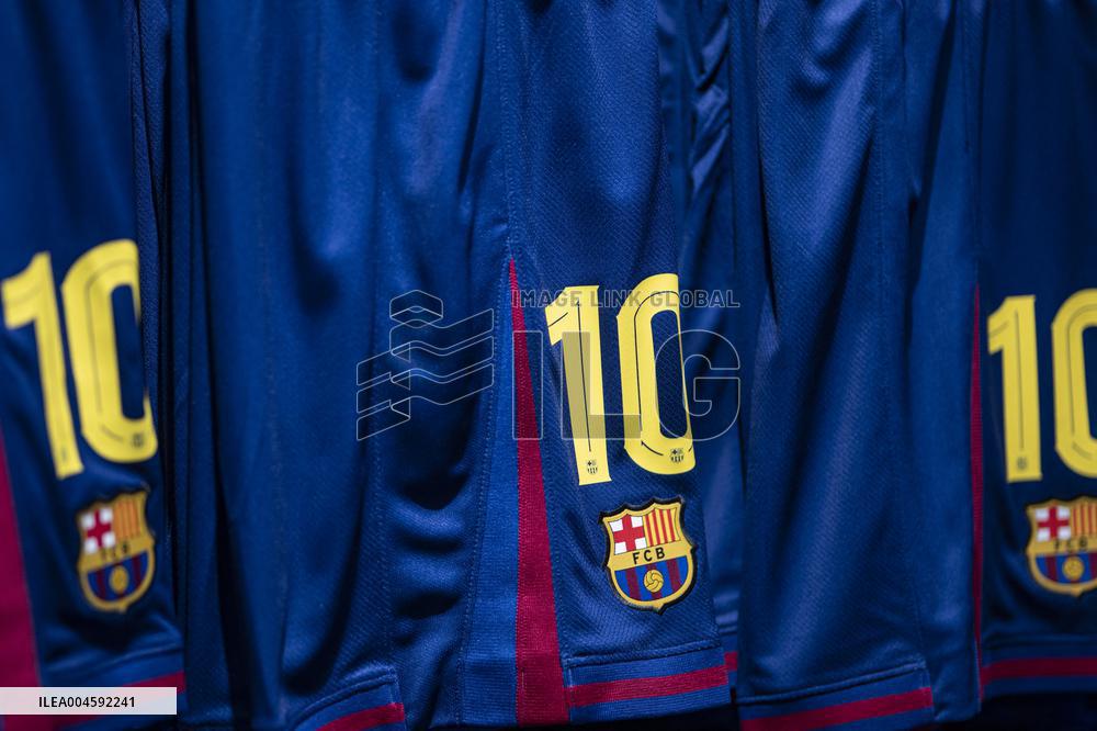 Lamine Yamal During His Renewal Ceremony - Barcelona