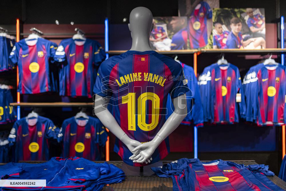 Lamine Yamal During His Renewal Ceremony - Barcelona