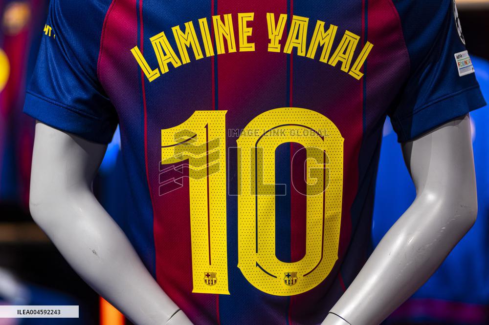 Lamine Yamal During His Renewal Ceremony - Barcelona