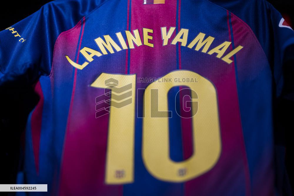 Lamine Yamal During His Renewal Ceremony - Barcelona