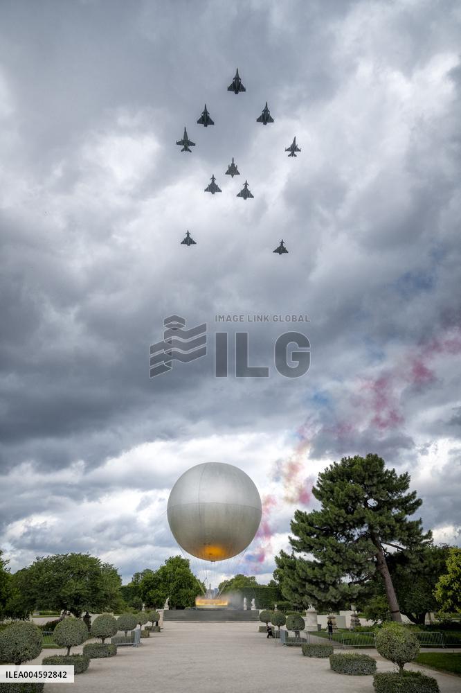 Illustration - Bastille Day Air Show Over Cauldron - Paris