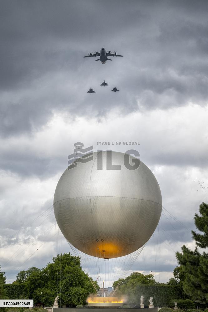 Illustration - Bastille Day Air Show Over Cauldron - Paris