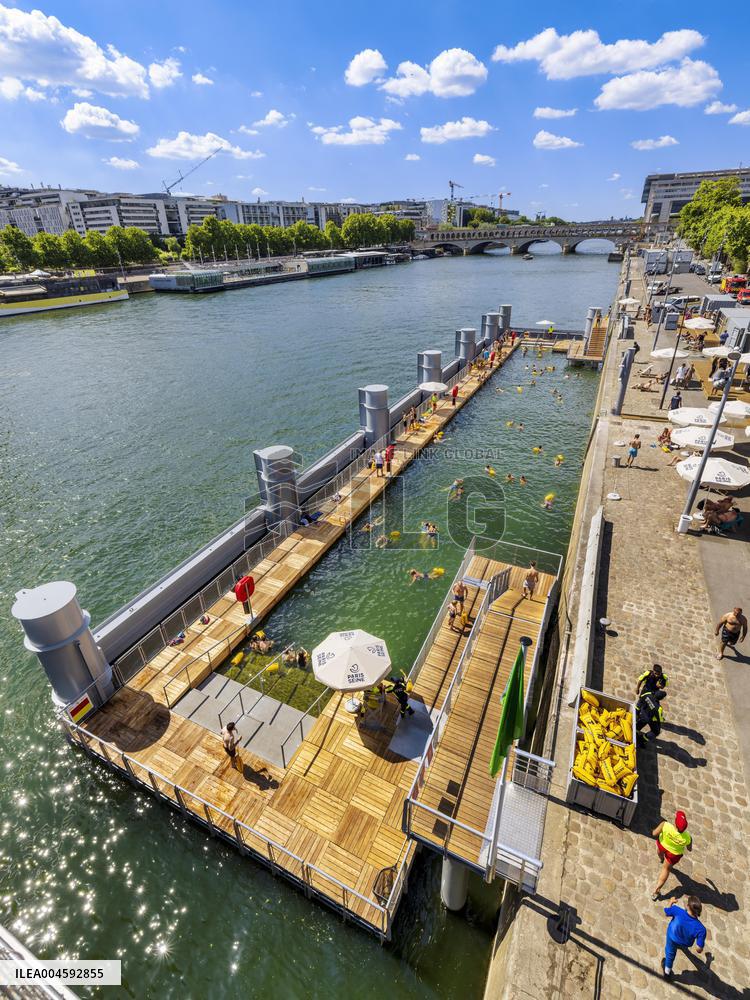 Illustration - Swimming in the Seine - Paris
