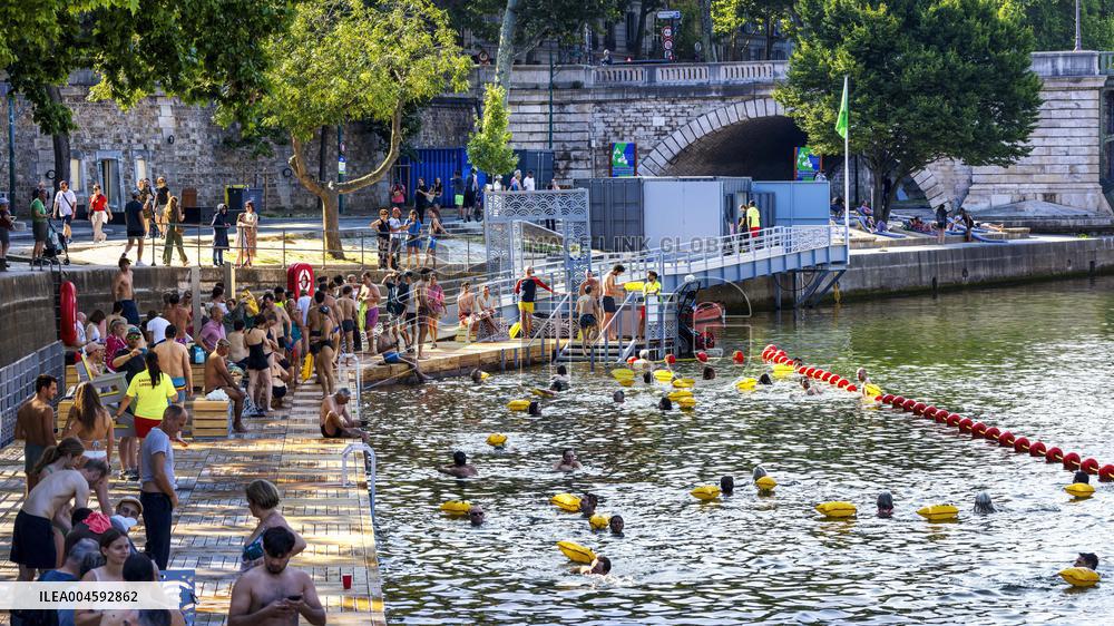 Illustration - Swimming in the Seine - Paris
