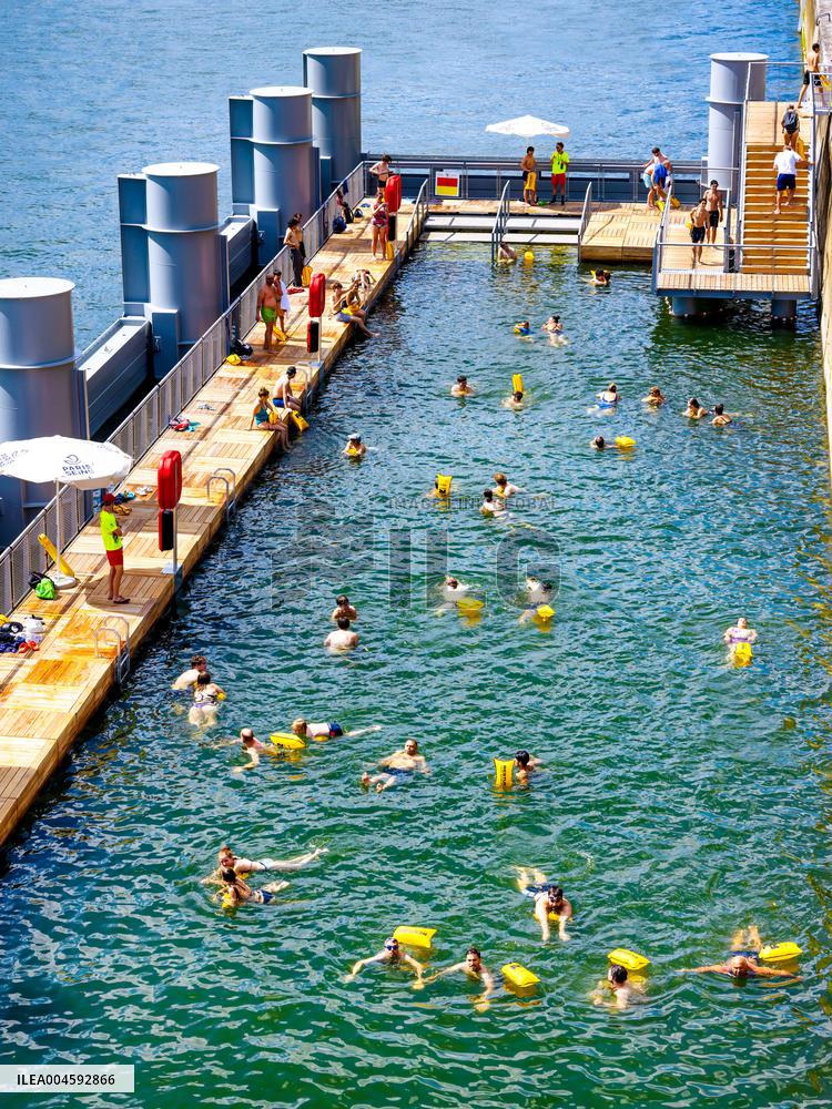 Illustration - Swimming in the Seine - Paris