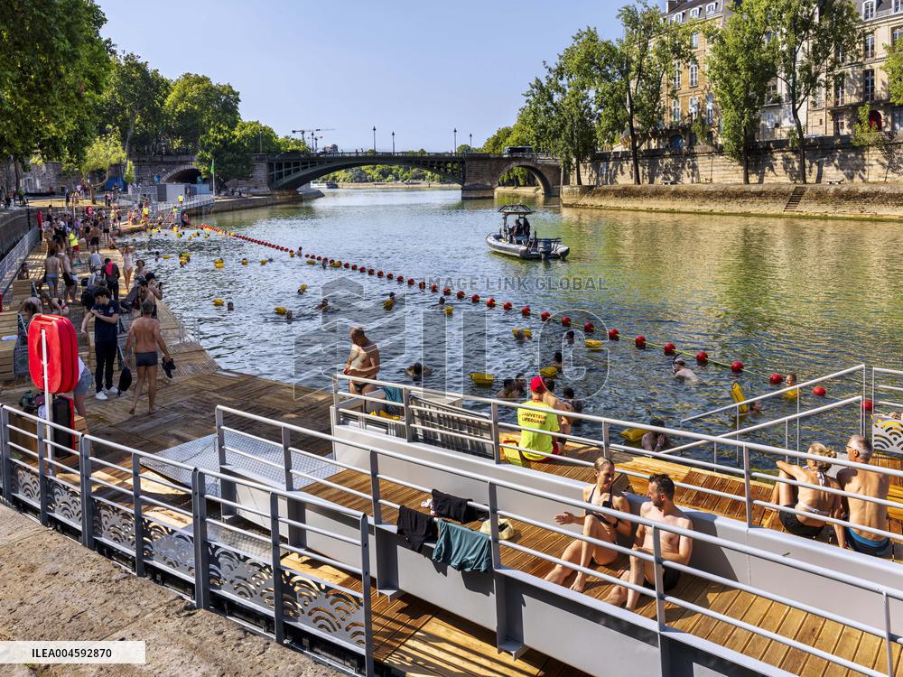 Illustration - Swimming in the Seine - Paris