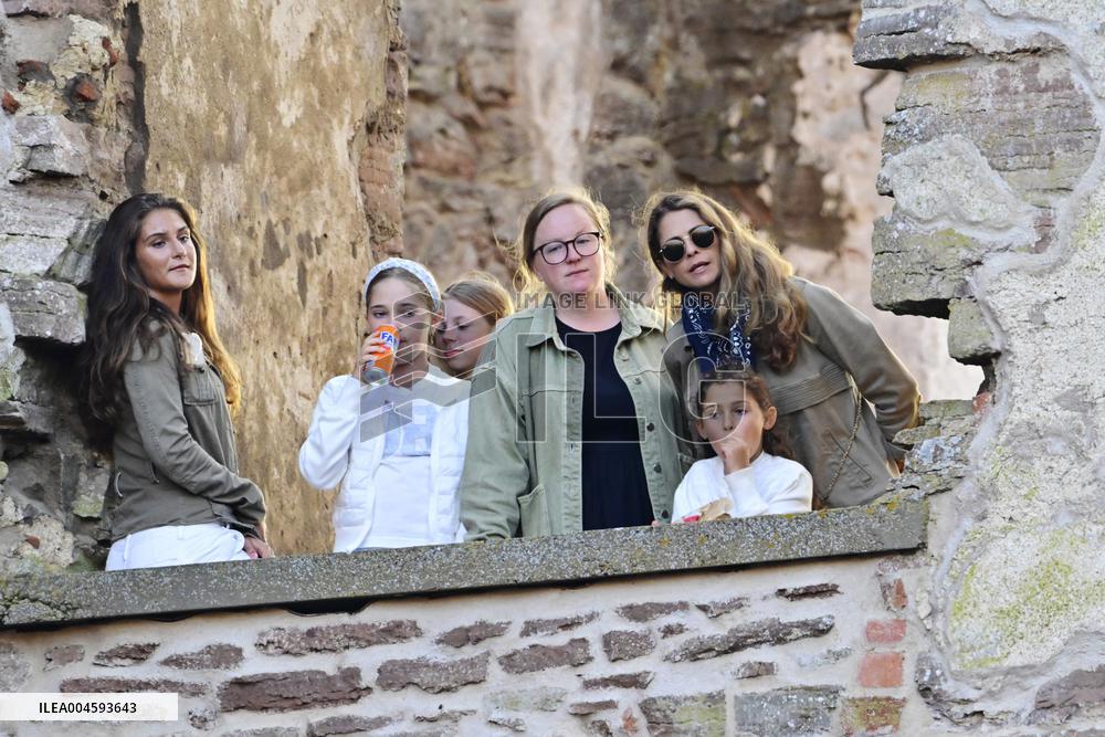 LALEH BORGHOLM ROYALS