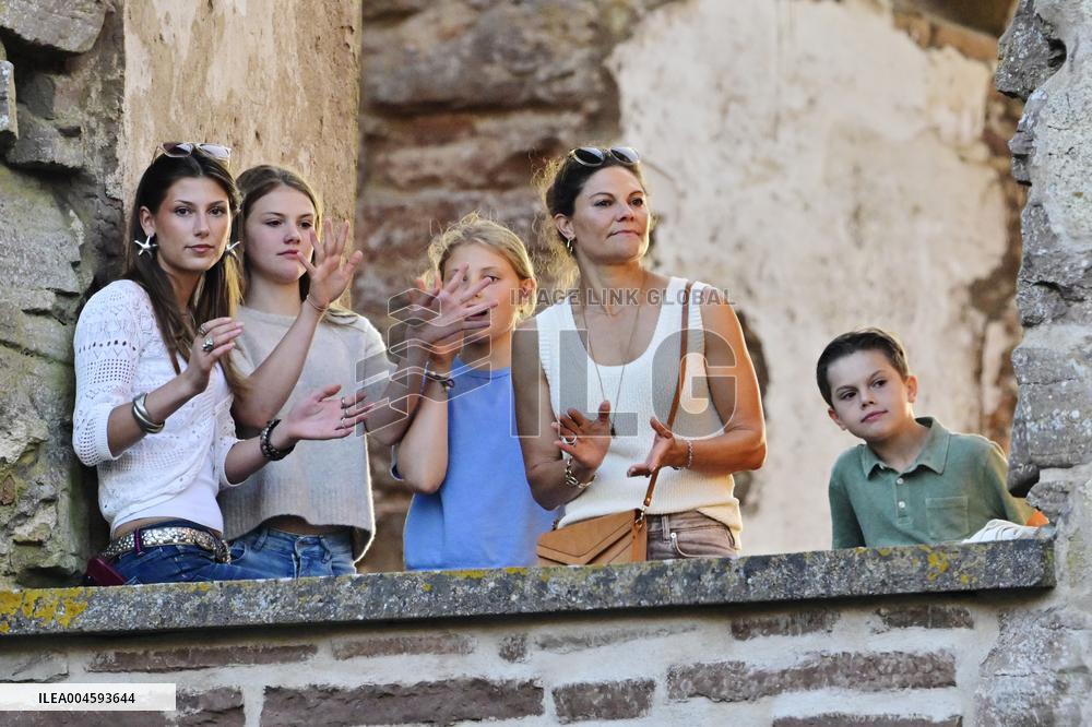 LALEH BORGHOLM ROYALS