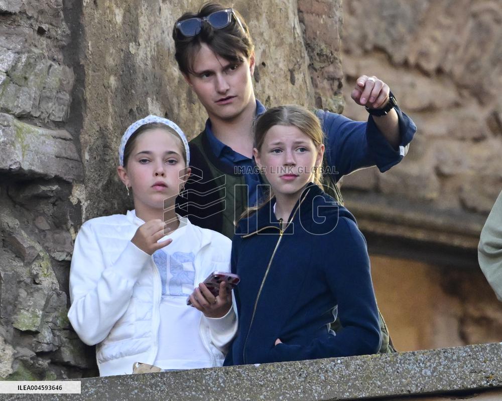 LALEH BORGHOLM ROYALS