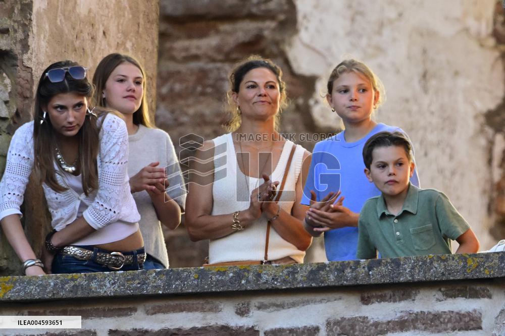 LALEH BORGHOLM ROYALS