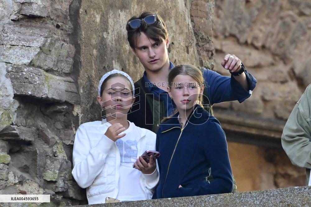 LALEH BORGHOLM ROYALS