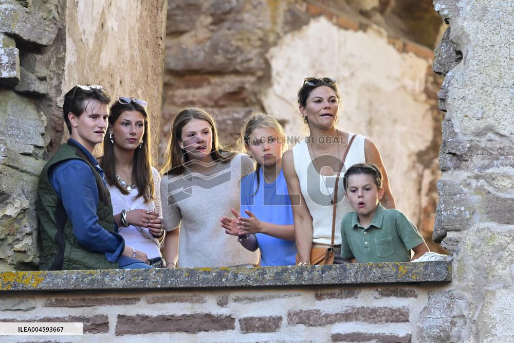 LALEH BORGHOLM ROYALS