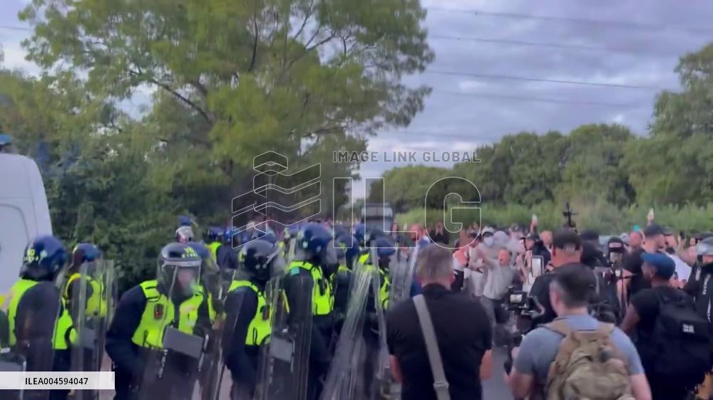 UK: Anti-Immigration Protest in Epping Ends in Clashes With Riot Police 2