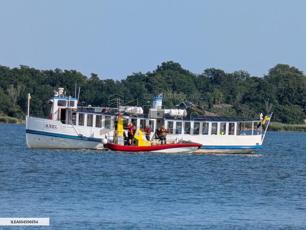 SKÄRGÅRDSBÅT PÅ GRUND