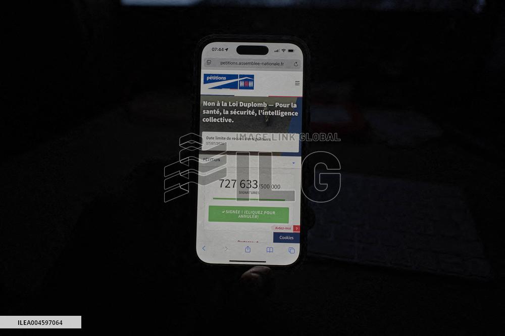 Illustration - Petition Against Duplomb Law Hits 720,000 Signatures