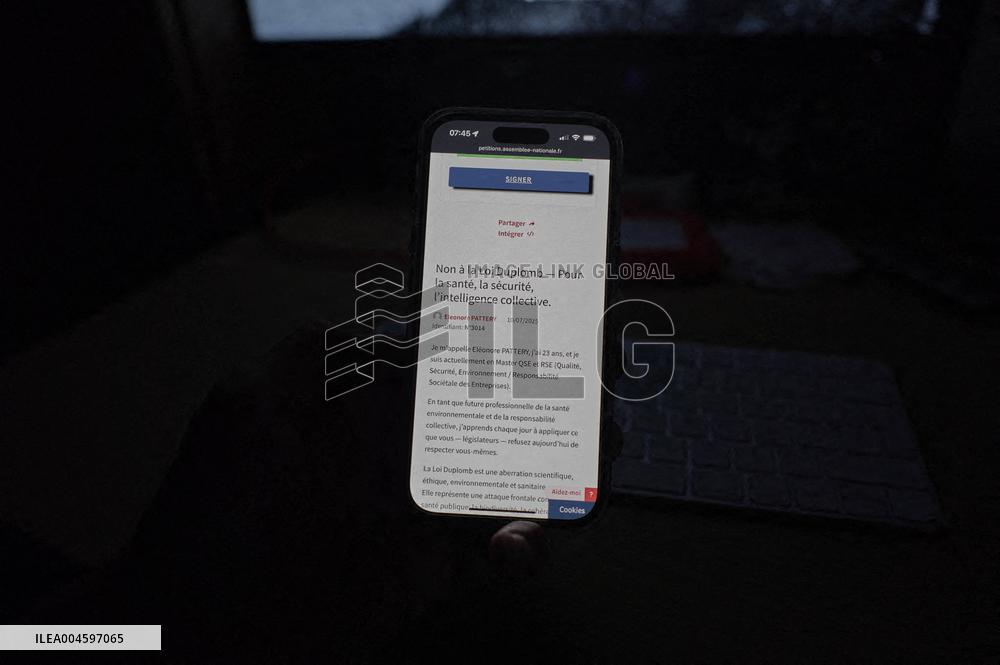 Illustration - Petition Against Duplomb Law Hits 720,000 Signatures