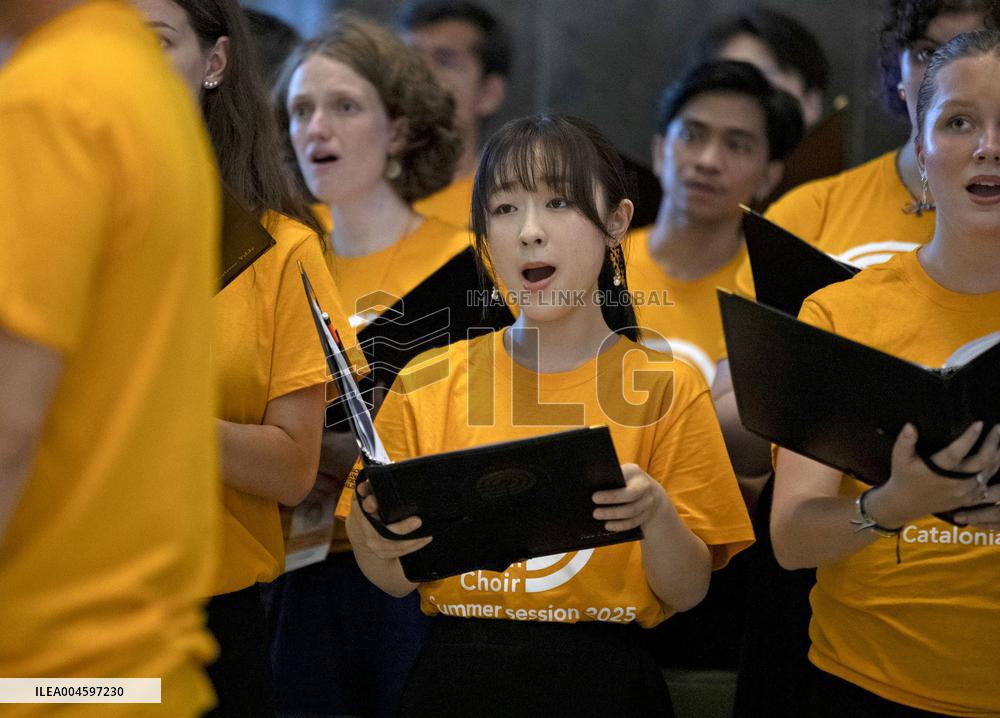World Youth Choir performance at Sagrada Familia