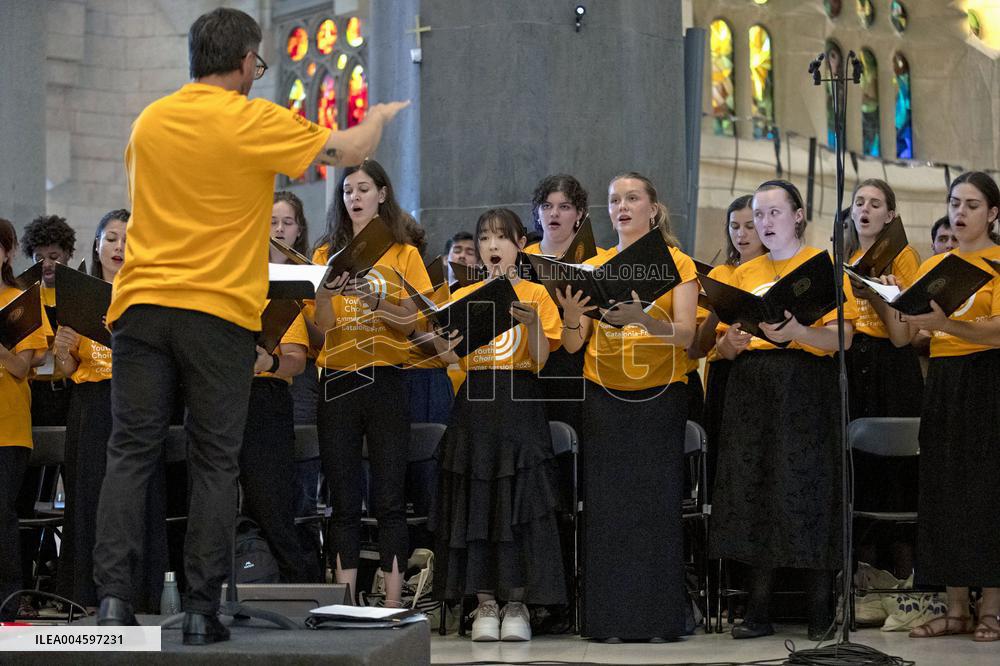World Youth Choir performance at Sagrada Familia