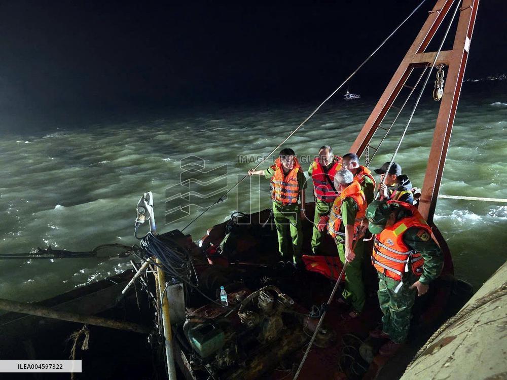 37 Tourists Dead After Ferry Capsizes - Vietnam